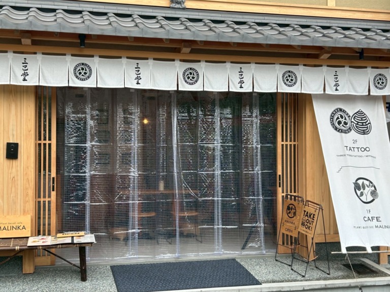 カフェ入り口に防炎ビニールカーテン設置
