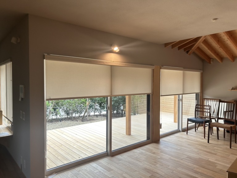 ロールスクリーン・同じ生地で遮光と非遮光生地