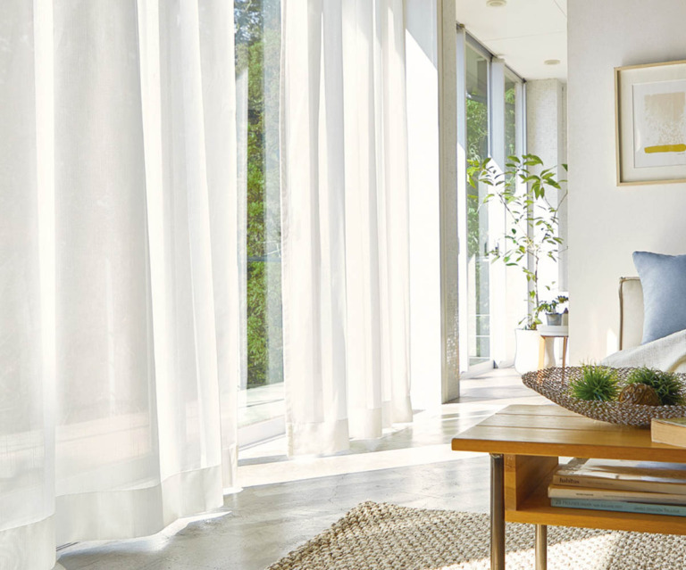 カーテンをかけ替えてお部屋の花粉対策