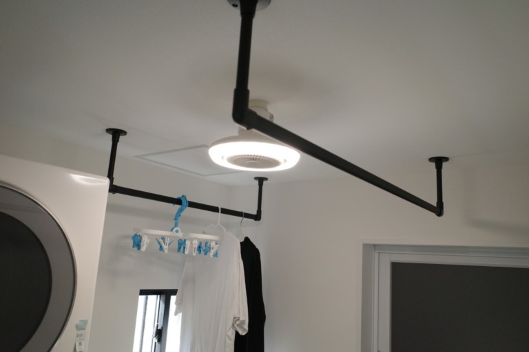 【施工事例】ランドリールームにハンギングバーを設置 —洗濯してその場で干せる快適動線—